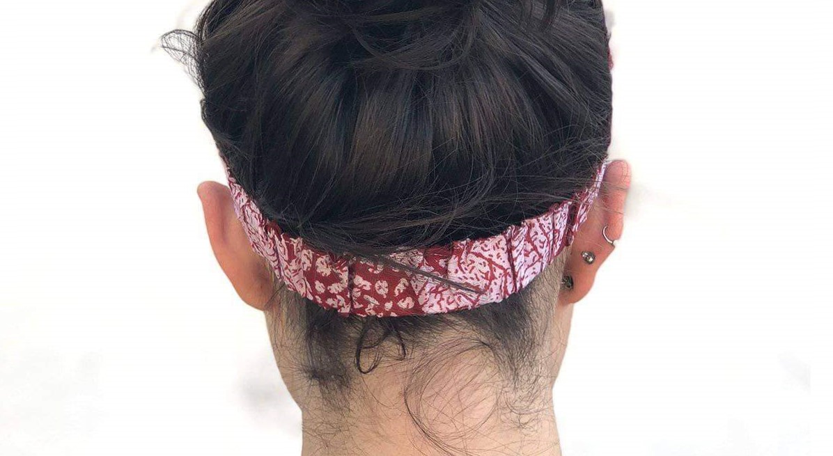 Mulher de costas com lenço na cabeça