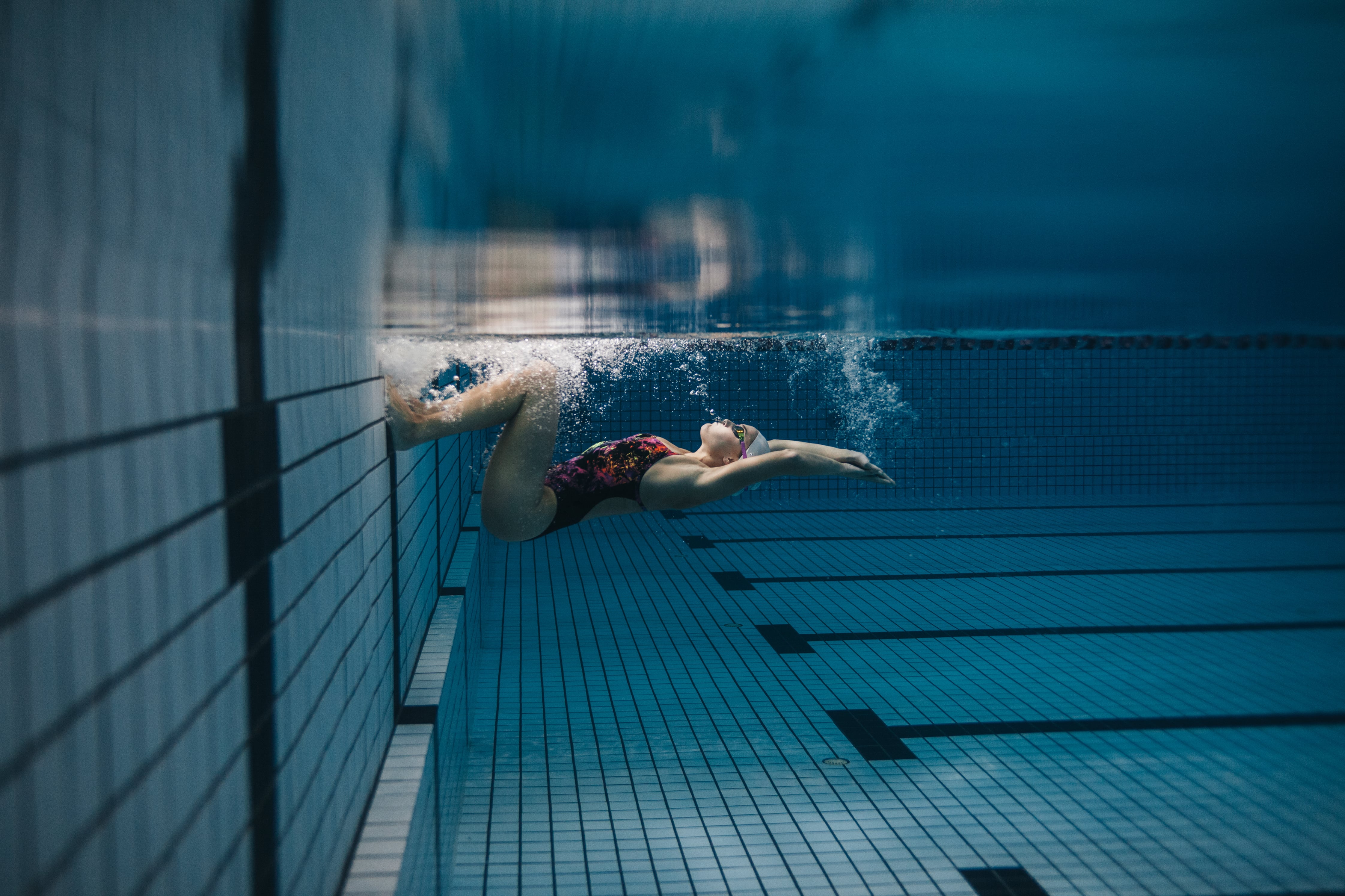 Mulher praticando natação. Esportes ajudam a prevenir o câncer