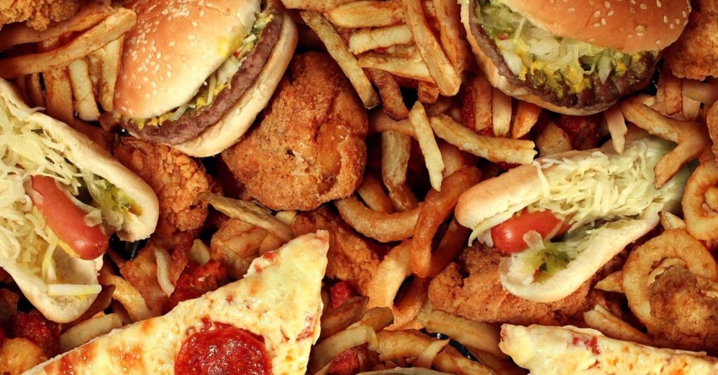 Hambúrgueres semelhantes aos do Mc Donald's, patrocinador de uma das festas do Big Brother, misturados com batata frita, hot dog, pizza e cebolas empanadas